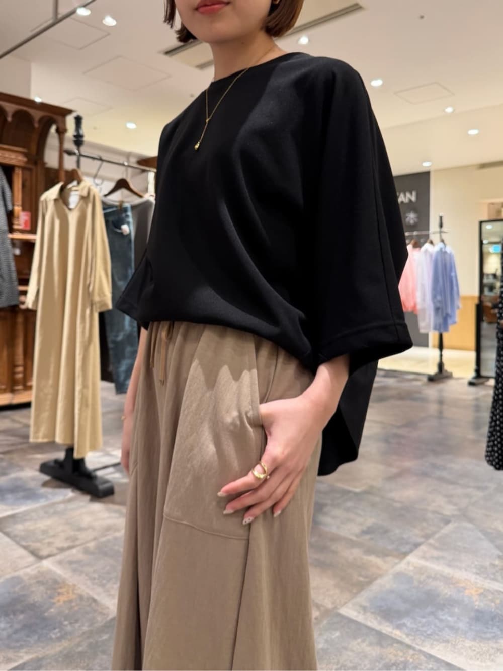 ベージュ系のその他パンツ、ブラック系のTシャツ/カットソーを着用したレディースの春コーディネートの6枚目の写真