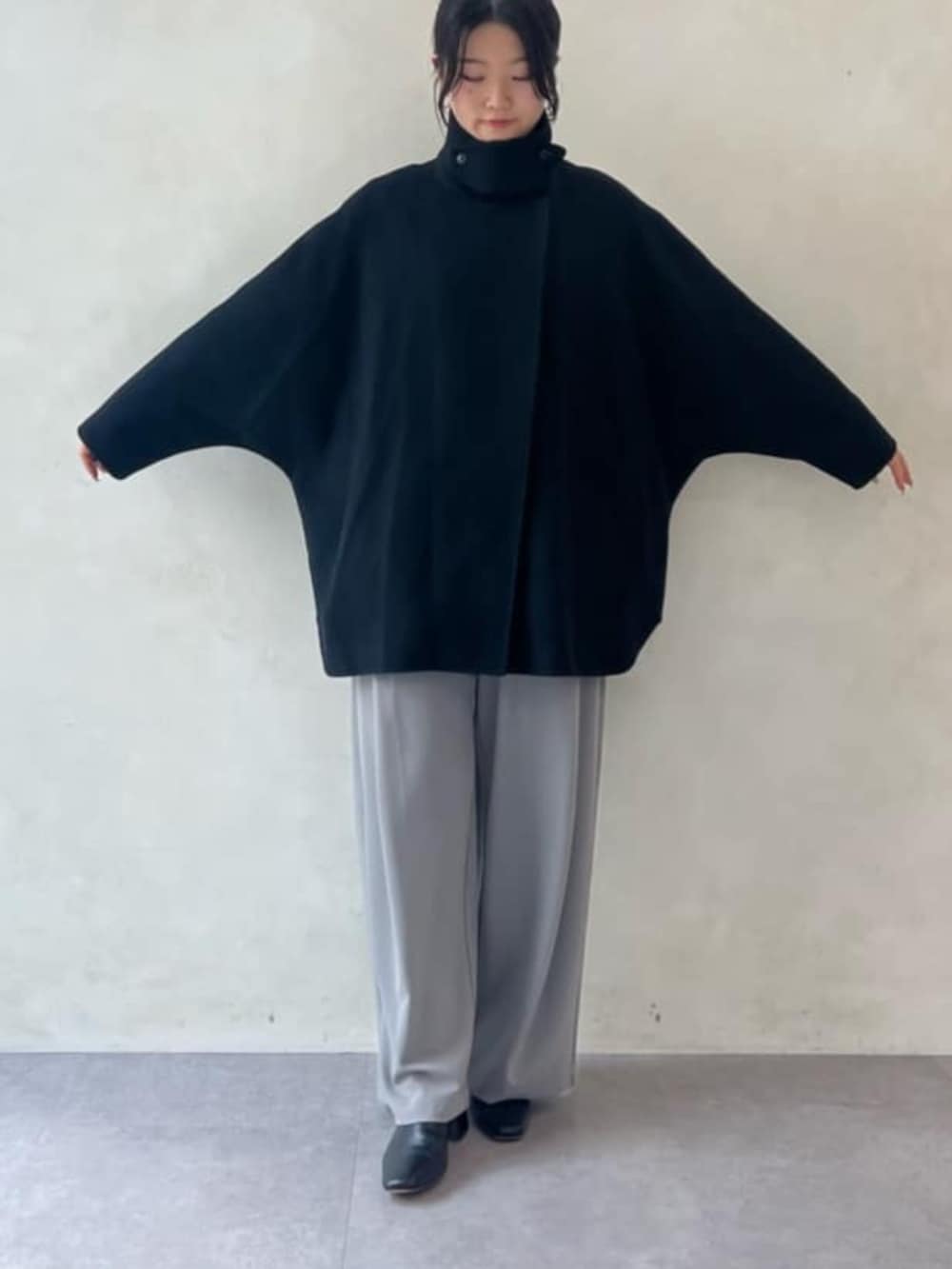 ブラック系のトートバッグ、ブラック系のその他アウター、グレー系のその他パンツを着用したレディースの夏コーディネートの7枚目の写真