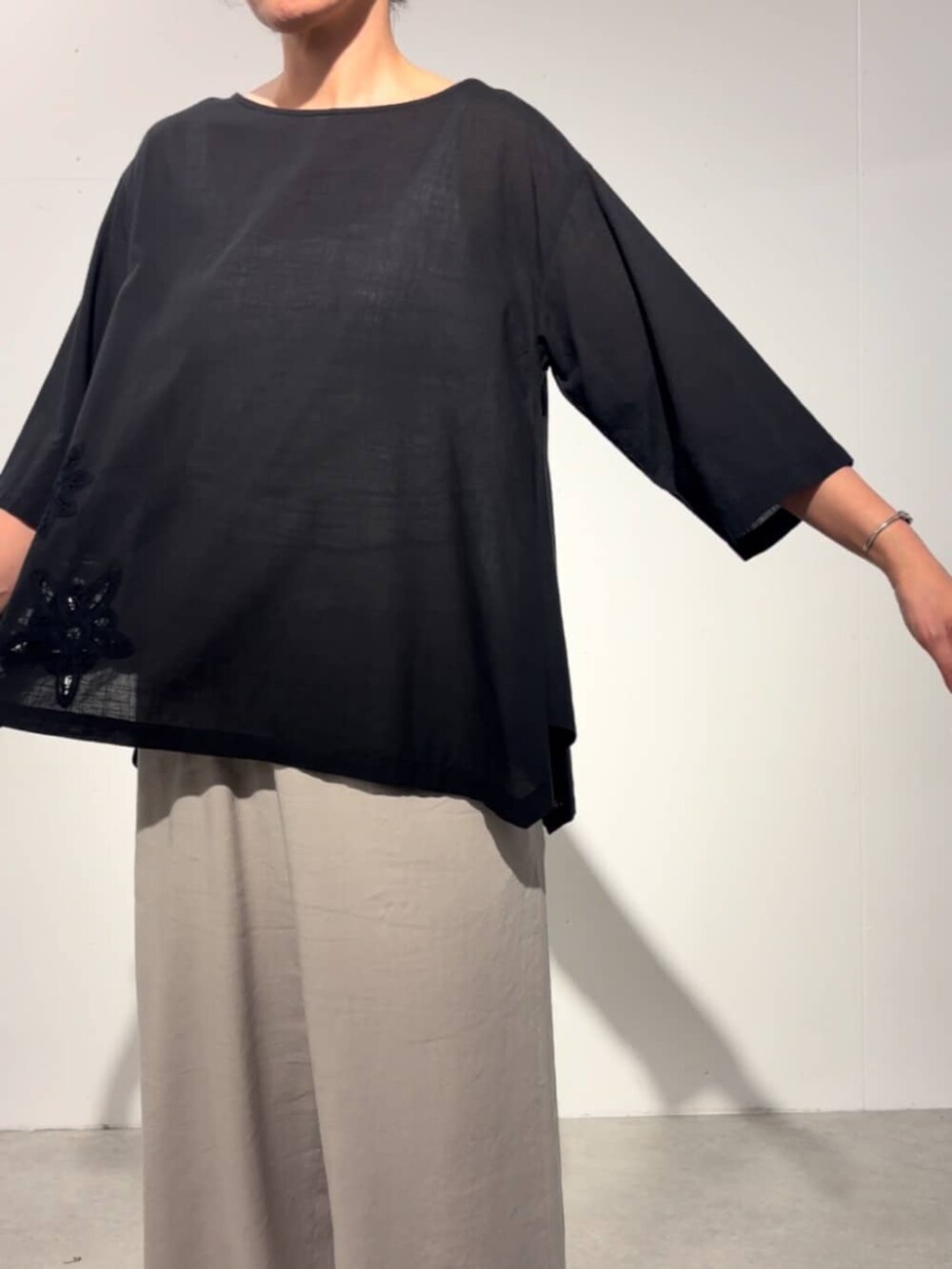 ブラック系のシャツ/ブラウス、グレー系のその他パンツを着用したレディースの春コーディネートの7枚目の写真