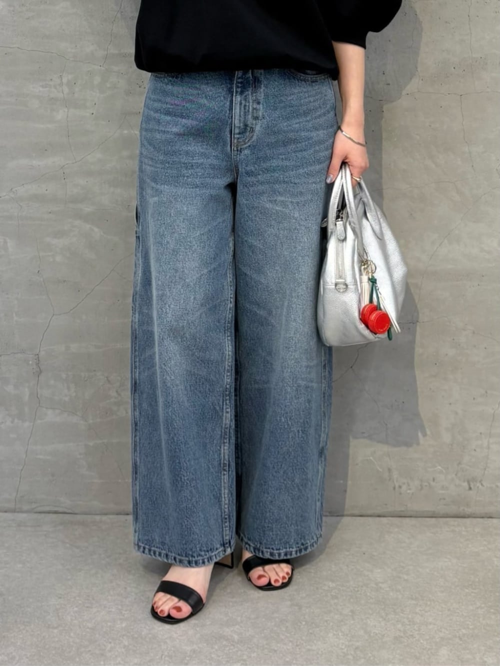 ブルー系のその他パンツ、ブラック系のTシャツ/カットソー、レッド系のチャームを着用したレディースの冬コーディネートの4枚目の写真