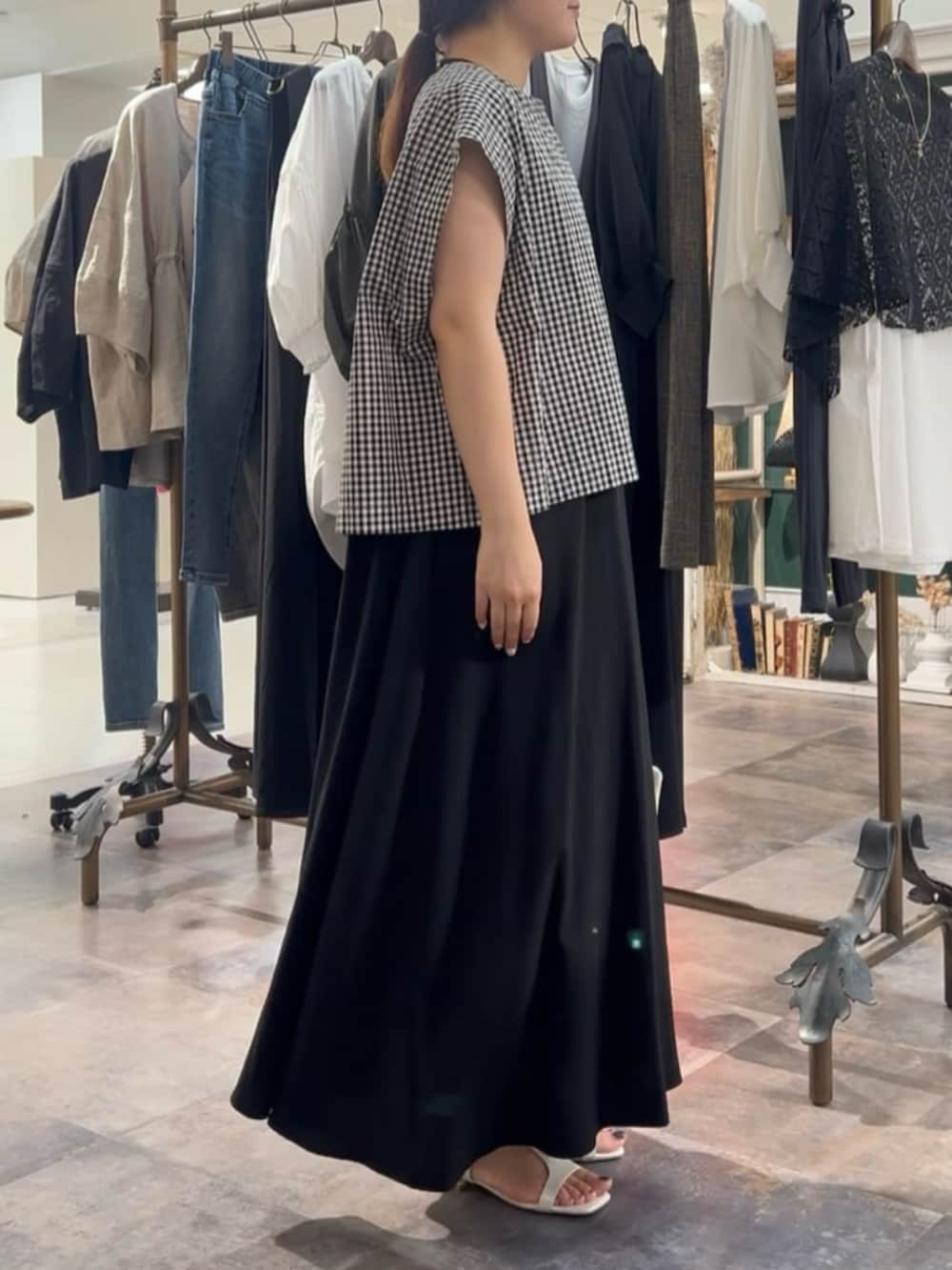 ブラック系のワンピースを着用したレディースの春コーディネートの4枚目の写真