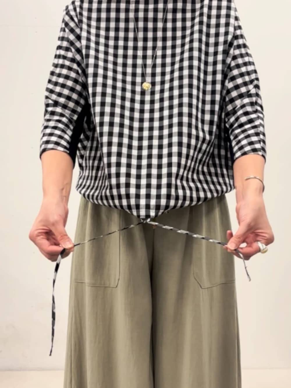 ブラック系のシャツ/ブラウス、グリーン系のその他パンツを着用したレディースの春コーディネートの5枚目の写真