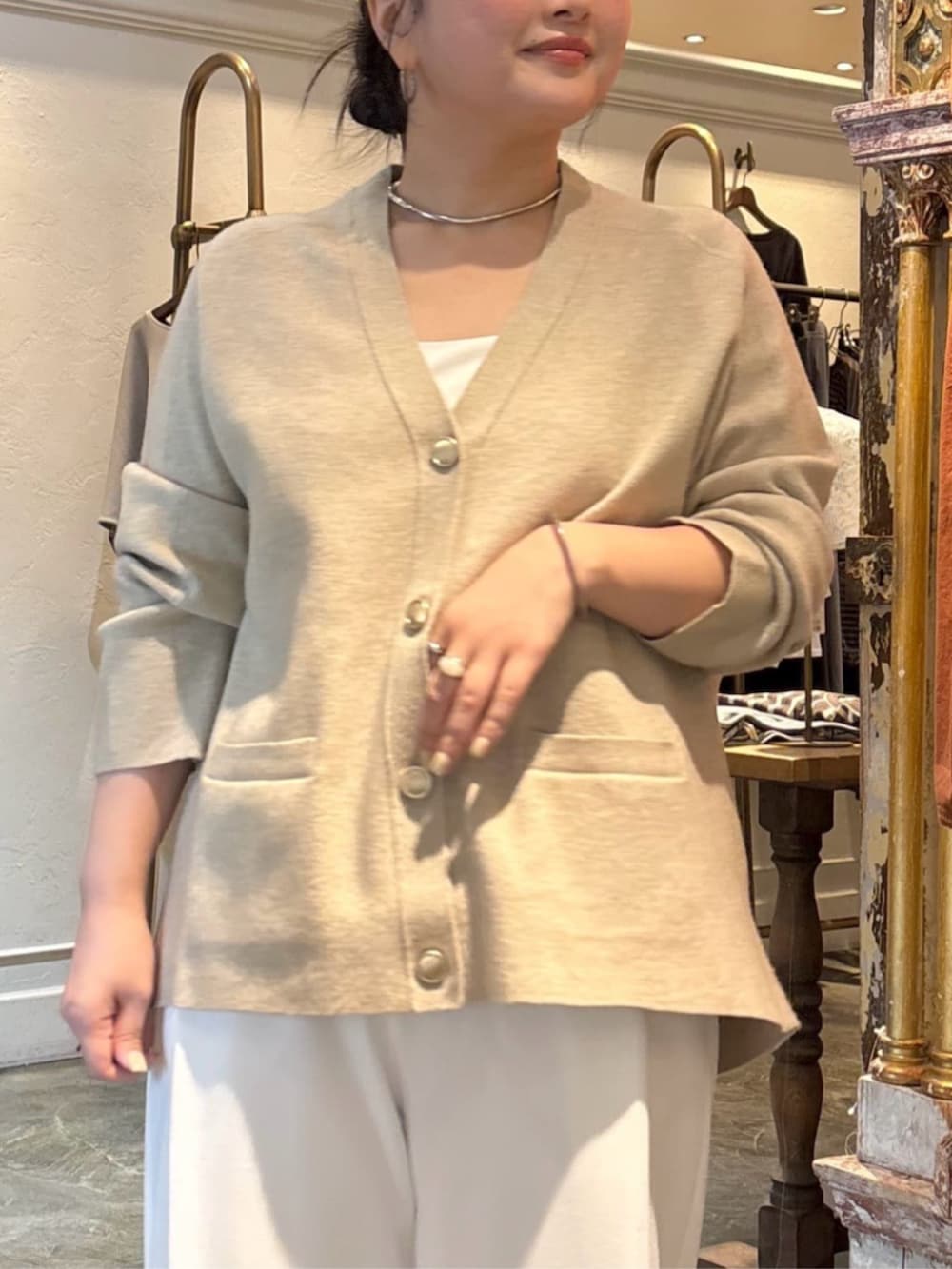 ホワイト系のその他パンツ、ベージュ系のニット/セーターを着用したレディースの秋コーディネートの4枚目の写真