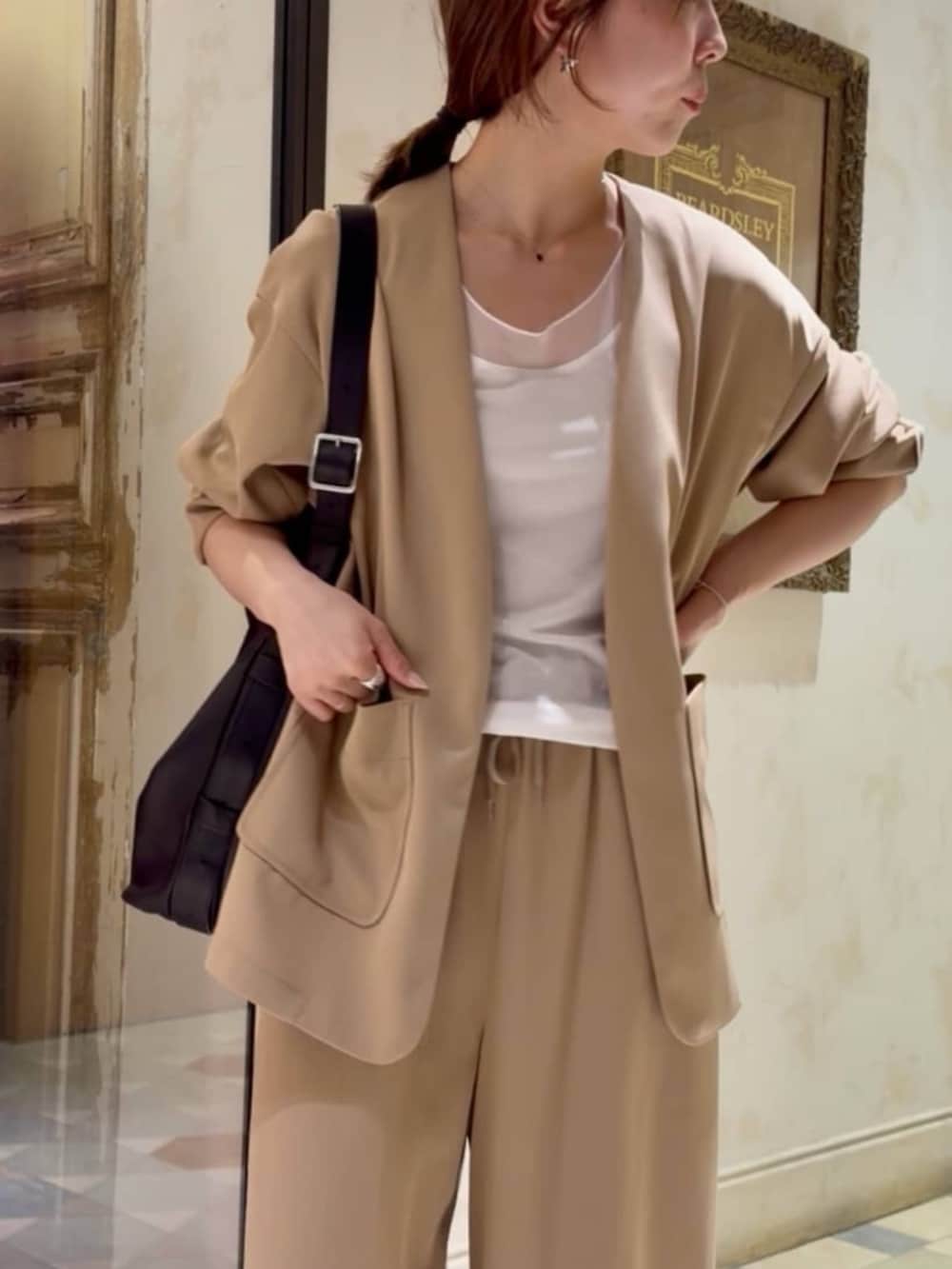 ホワイト系のキャミソール、イエロー系のその他アウター、イエロー系のその他パンツを着用したレディースの春コーディネートの5枚目の写真