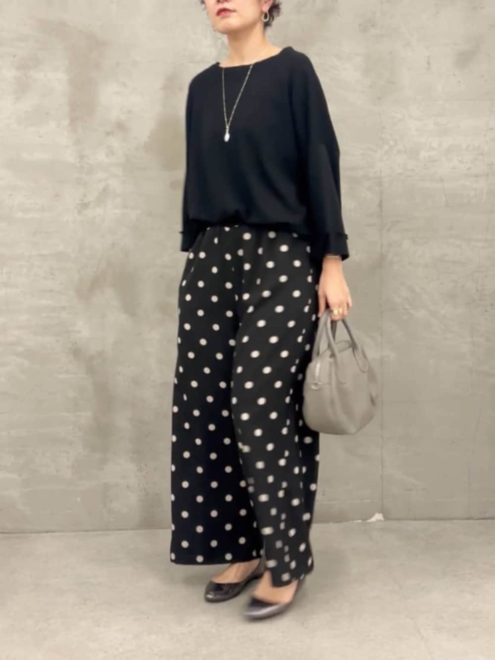 グレー系のボストンバッグ、ブラック系のTシャツ/カットソー、ブラック系のその他パンツを着用したレディースの冬コーディネートの8枚目の写真