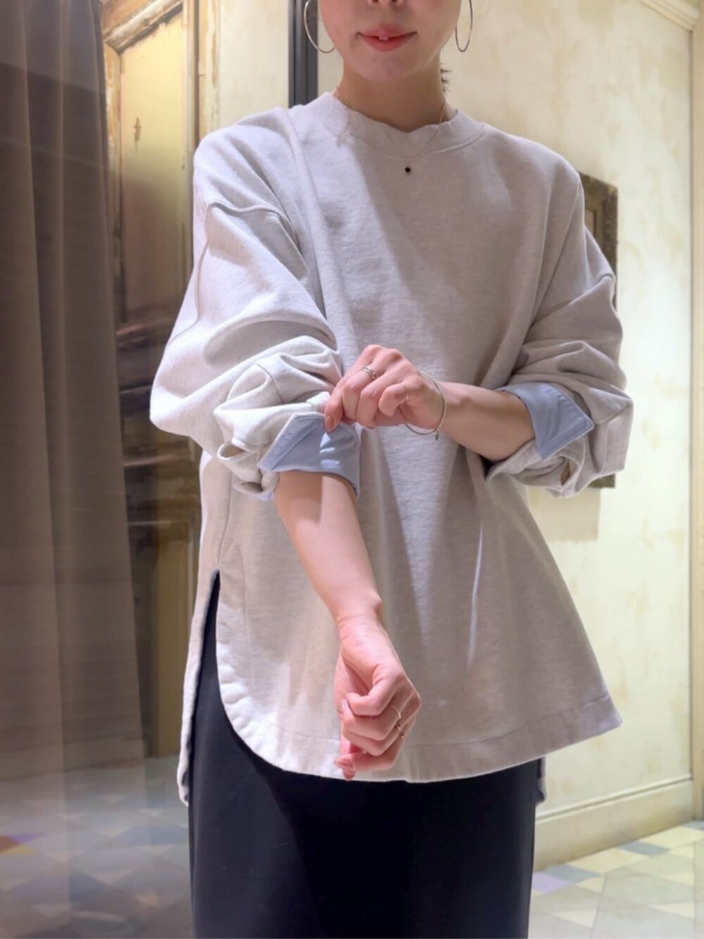 ブラック系のスカート、グレー系のTシャツ/カットソーを着用したレディースの冬コーディネートの5枚目の写真