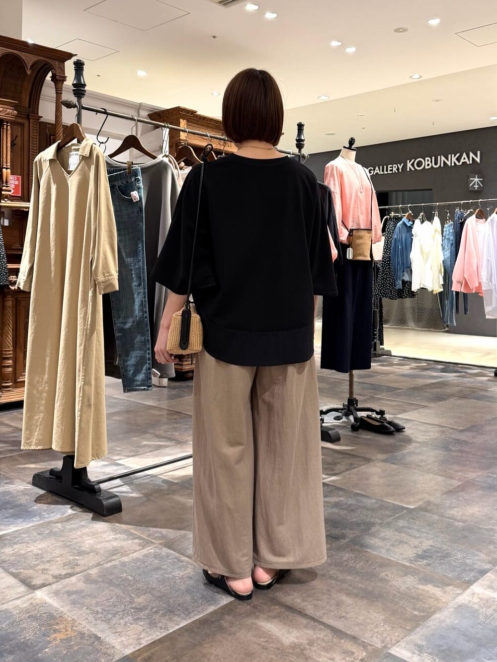ベージュ系のその他パンツ、ブラック系のTシャツ/カットソーを着用したレディースの春コーディネートの3枚目の写真