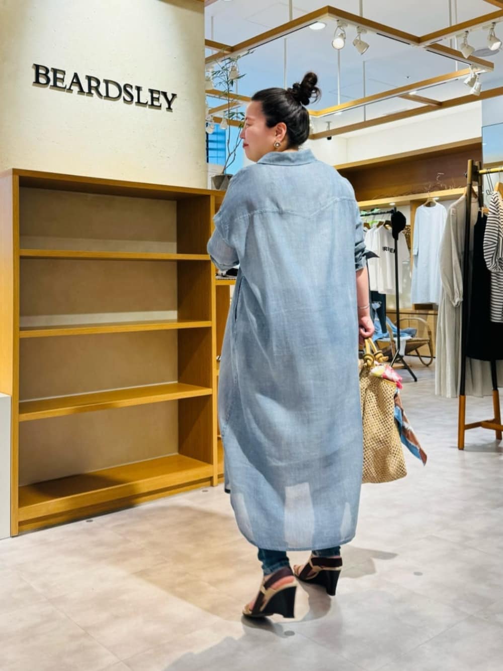 ブルー系のワンピースを着用したレディースの冬コーディネートの3枚目の写真