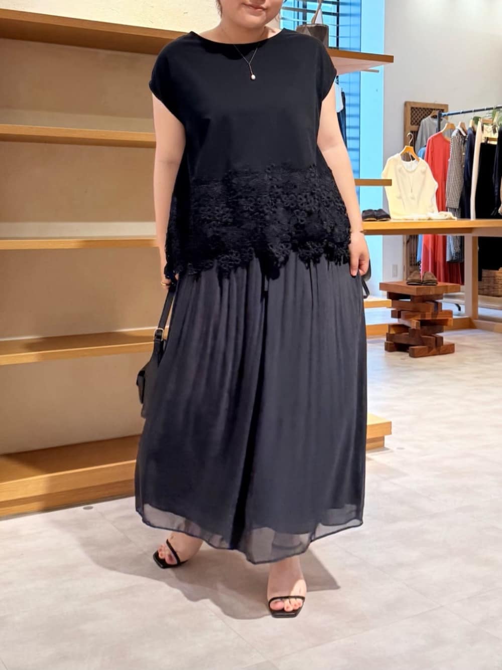 ブラック系のその他パンツ、ブラック系のTシャツ/カットソーを着用したレディースの春コーディネートの7枚目の写真