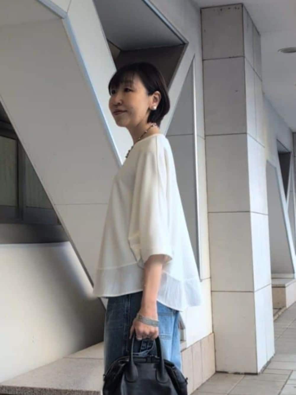 ブルー系のその他パンツ、ブラウン系のテーラードジャケット、ホワイト系のTシャツ/カットソーを着用したレディースの春コーディネートの7枚目の写真