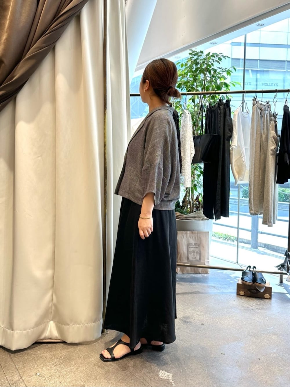 ホワイト系のシャツ/ブラウス、ベージュ系のテーラードジャケットを着用したレディースの春コーディネートの5枚目の写真