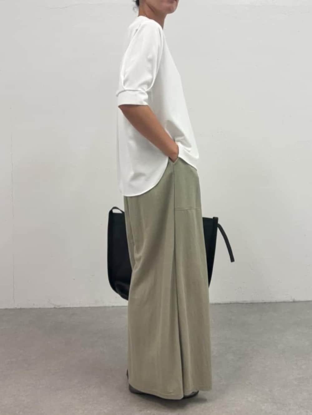 グリーン系のその他パンツ、ホワイト系のTシャツ/カットソーを着用したレディースの夏コーディネートの8枚目の写真