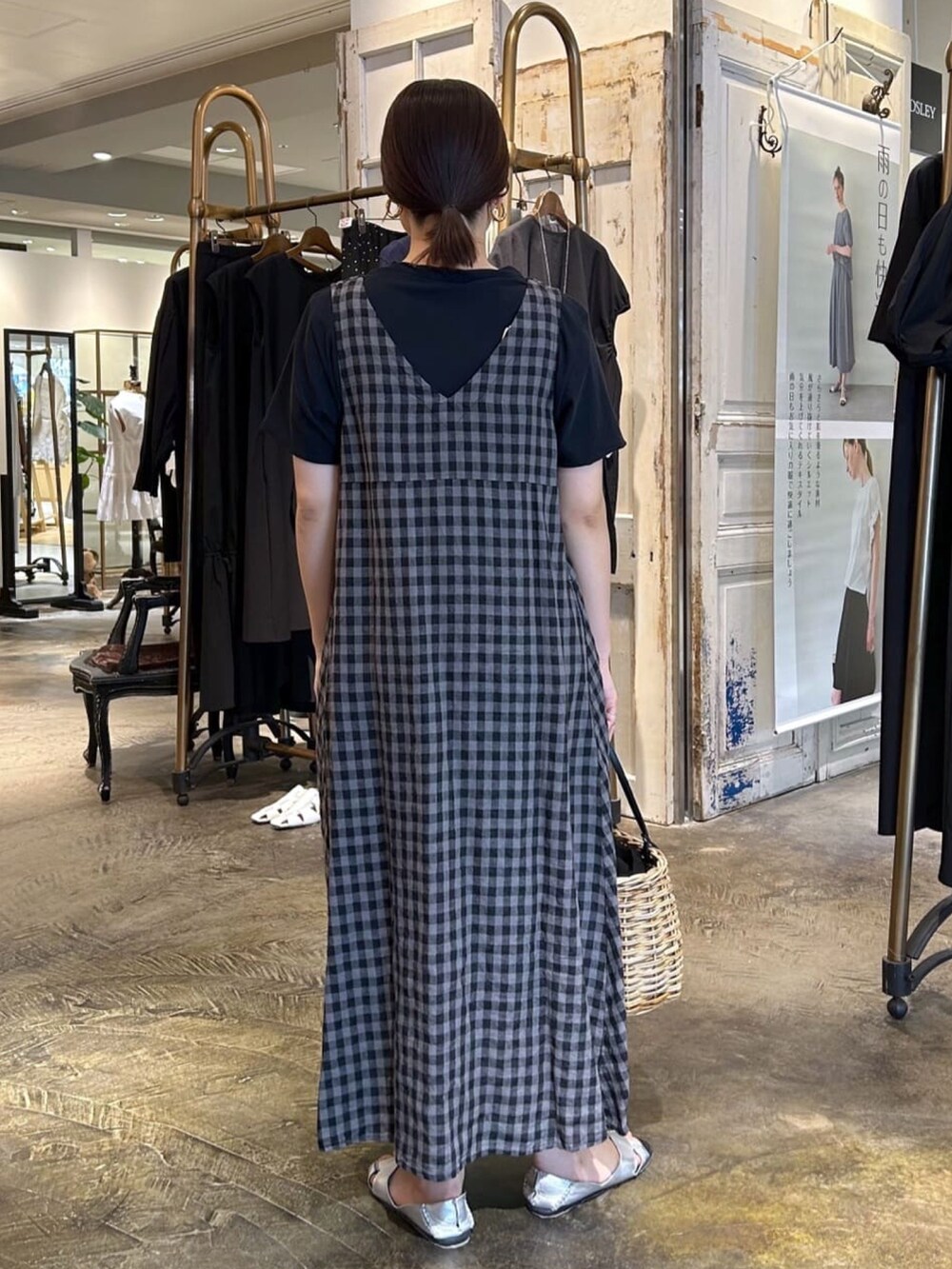 グレー系のワンピースを着用したレディースの夏コーディネートの3枚目の写真