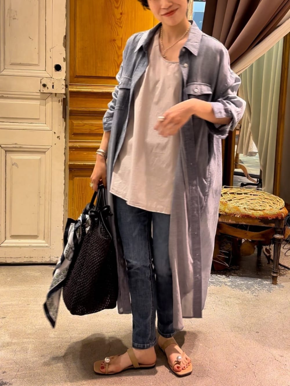 ブルー系のデニムパンツ、ブルー系のワンピースを着用したレディースの冬コーディネートの2枚目の写真