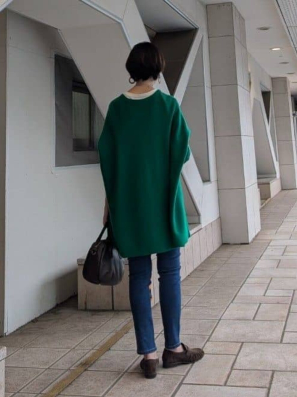 ブルー系のデニムパンツ、ブラウン系のその他シューズ、ブラウン系のトートバッグを着用したレディースの秋コーディネートの6枚目の写真