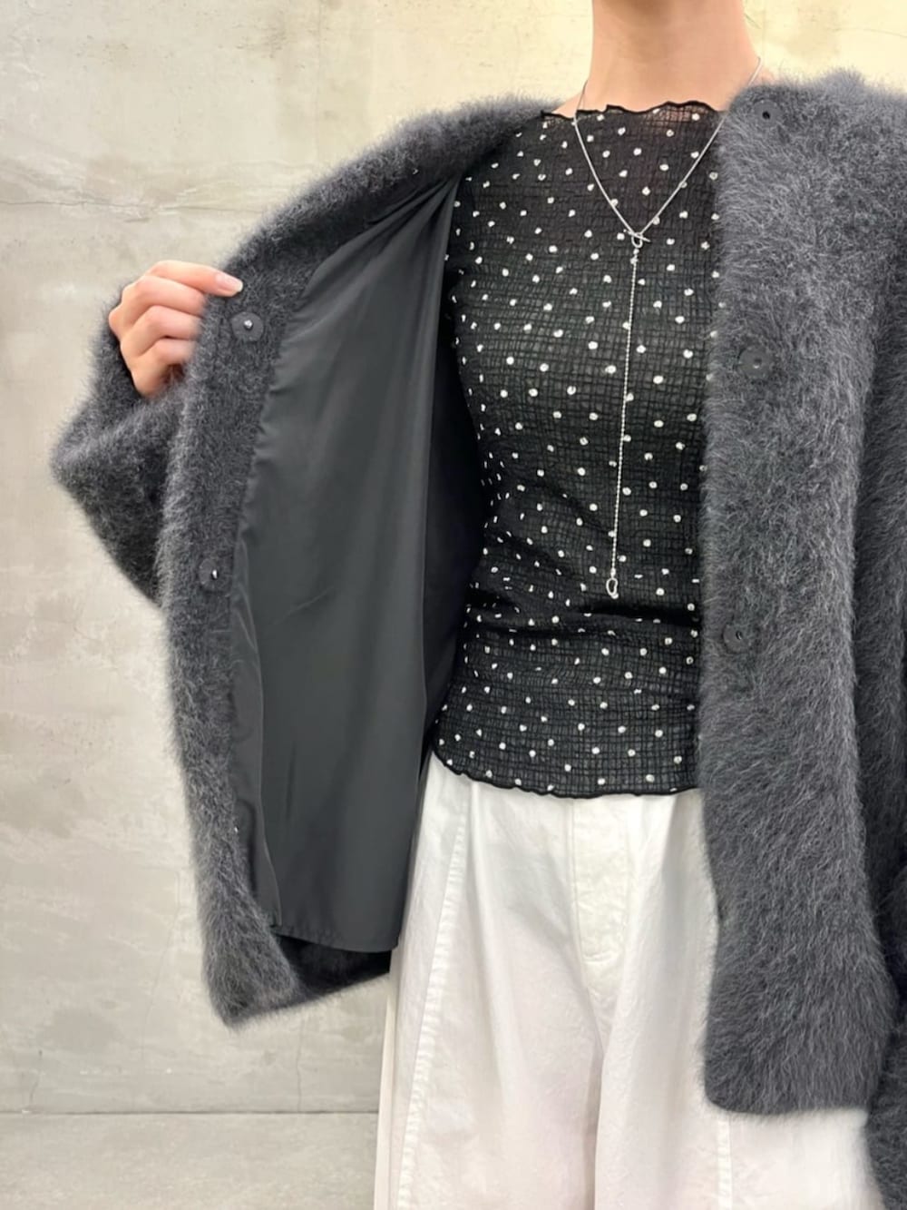 ホワイト系のその他パンツ、グレー系のその他アウター、ブラック系のTシャツ/カットソーを着用したレディースの夏コーディネートの6枚目の写真