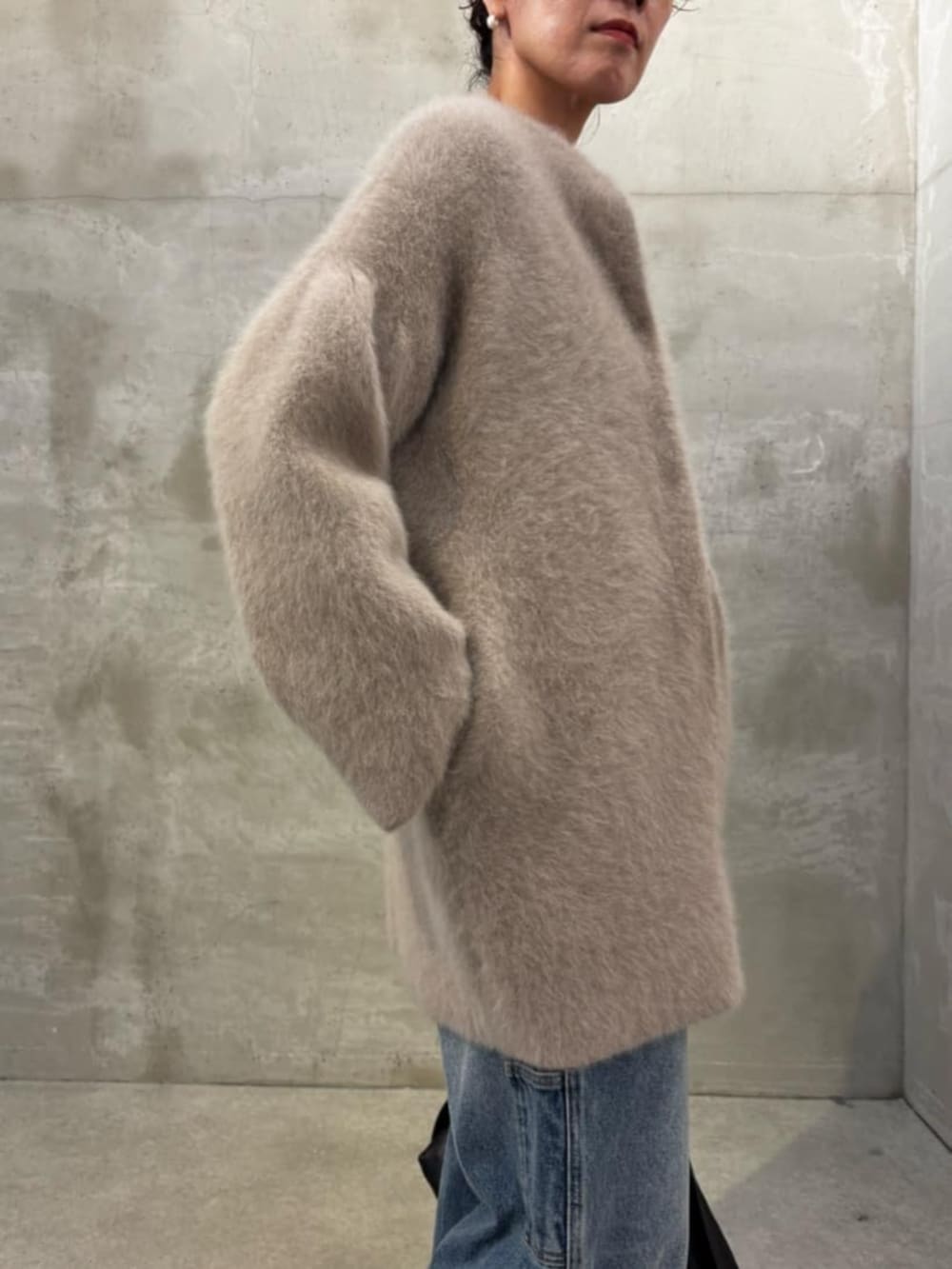 ブルー系のその他パンツ、ブラウン系のその他アウター、ブラック系のショルダーバッグを着用したレディースの夏コーディネートの5枚目の写真