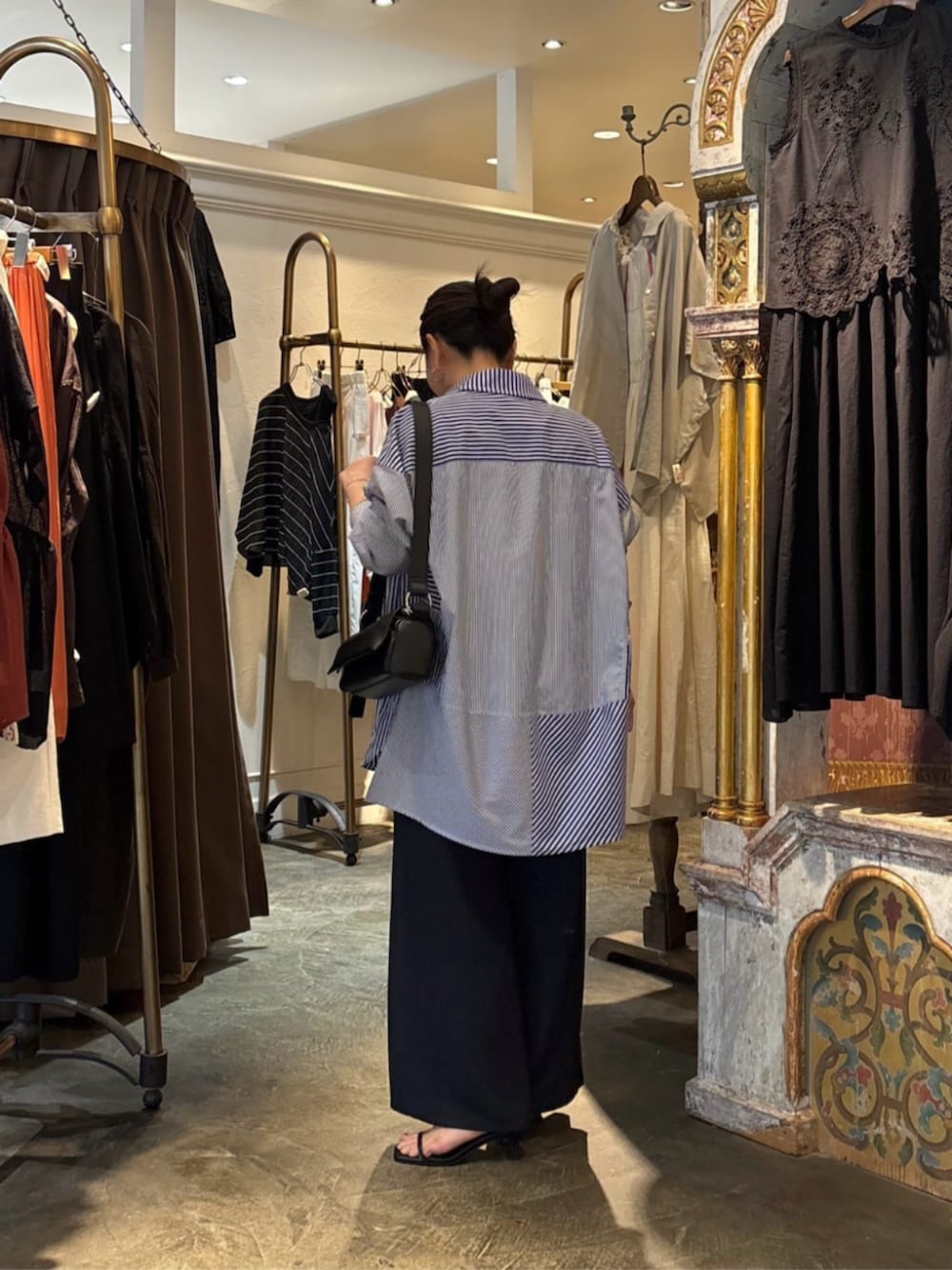 ブルー系のその他パンツ、ブルー系のシャツ/ブラウスを着用したレディースの夏コーディネートの3枚目の写真