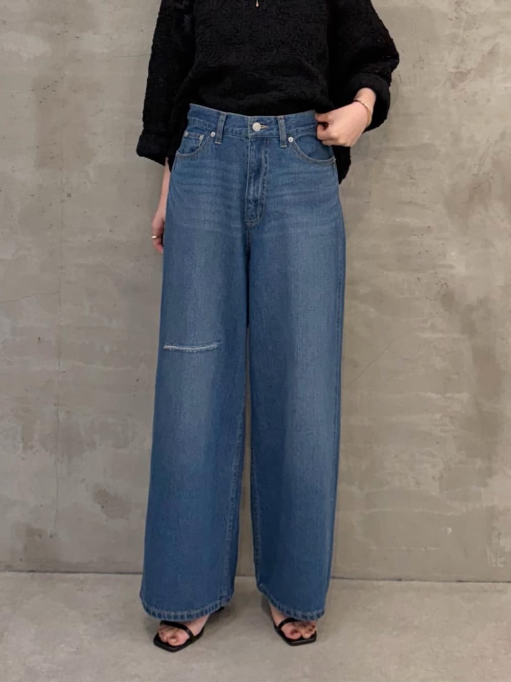 ブルー系のその他パンツ、ホワイト系のシャツ/ブラウスを着用したレディースの春コーディネートの6枚目の写真