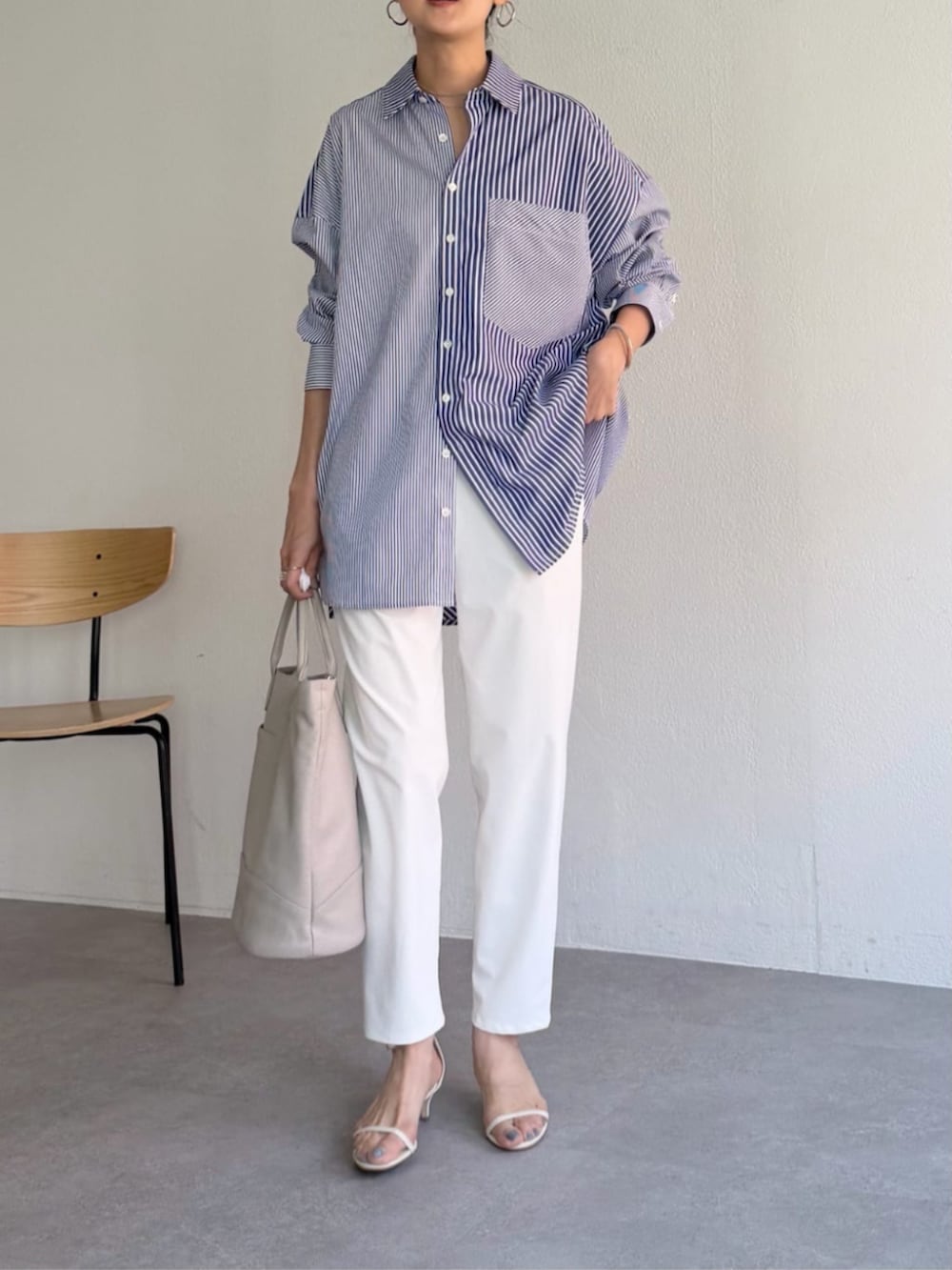 ホワイト系のその他パンツ、ブルー系のシャツ/ブラウスを着用したレディースの夏コーディネートの3枚目の写真
