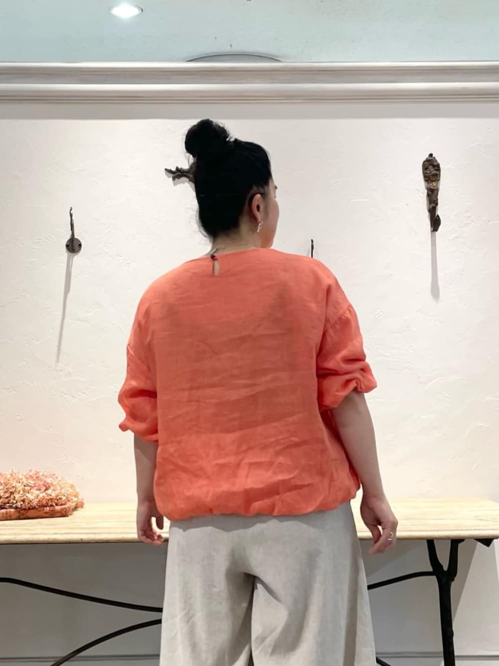 ベージュ系のその他パンツ、オレンジ系のシャツ/ブラウス、ゴールド系のリングを着用したレディースの春コーディネートの5枚目の写真