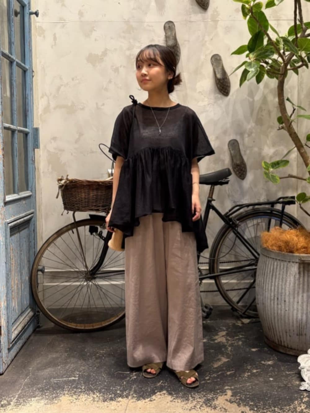 グレー系のその他パンツ、ブラック系のニット/セーターを着用したレディースの春コーディネートの3枚目の写真