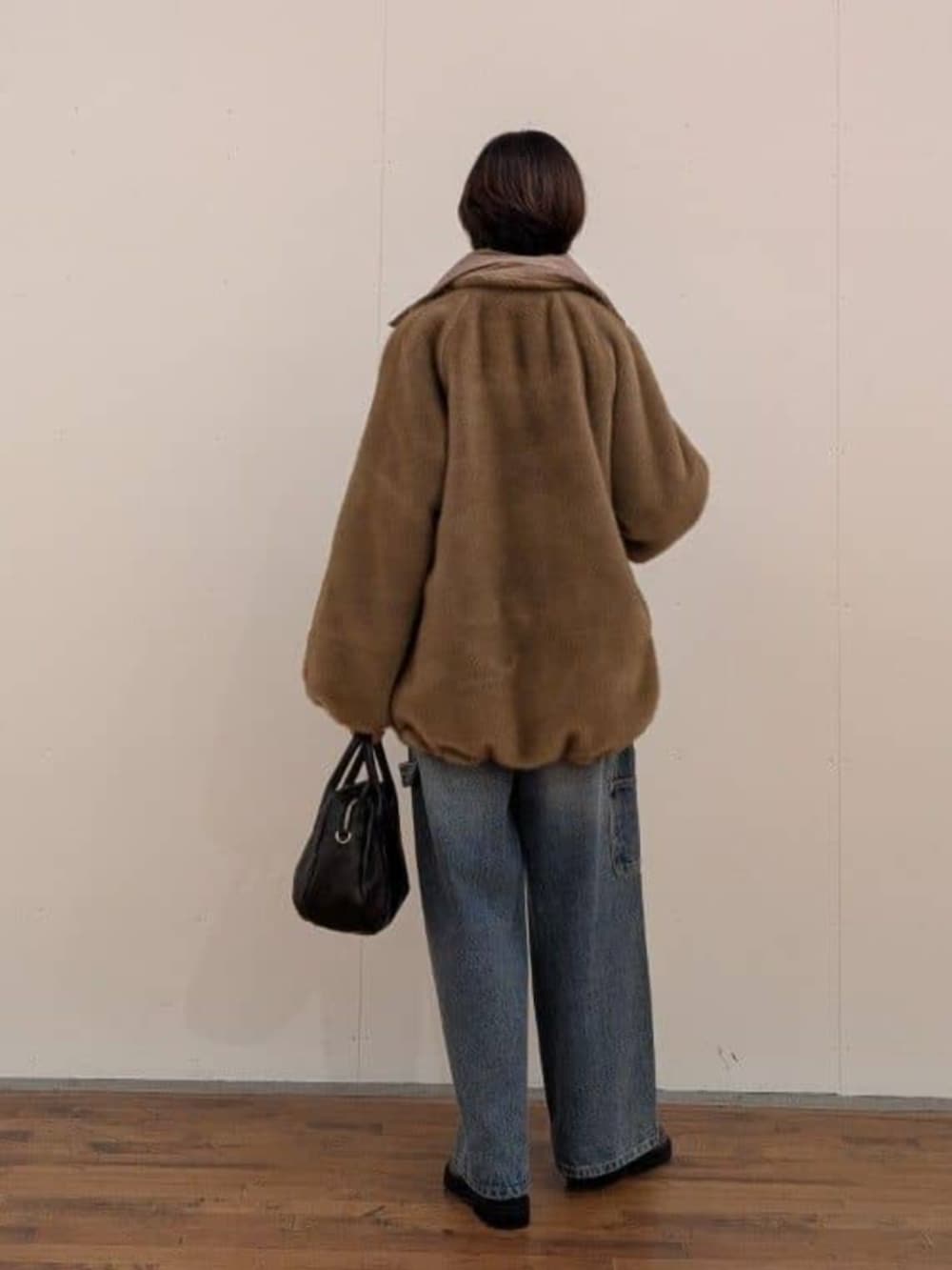 ブルー系のその他パンツ、ベージュ系のブルゾン、ブラウン系のローファーを着用したレディースの秋コーディネートの4枚目の写真