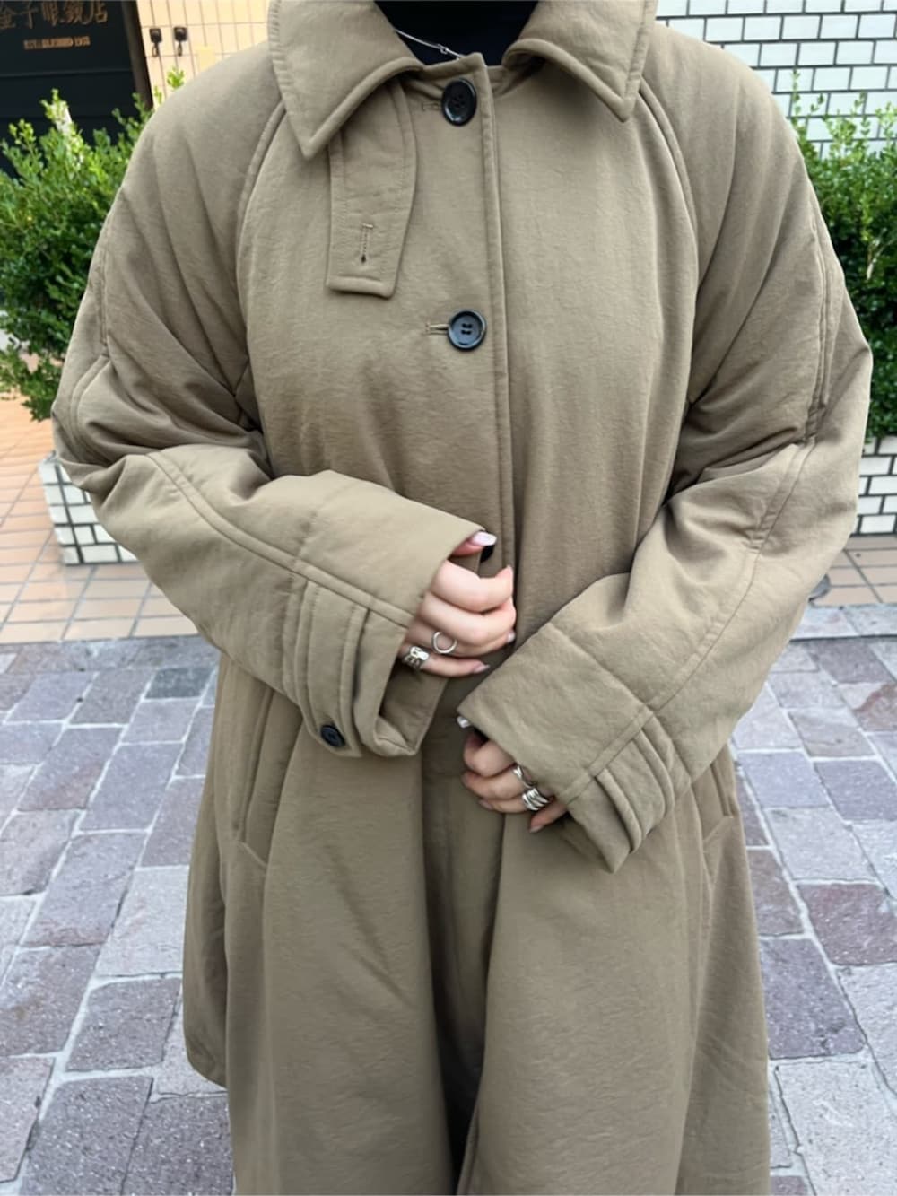 ブルー系のデニムパンツ、シルバー系のトートバッグ、イエロー系のその他アウターを着用したレディースの夏コーディネートの8枚目の写真