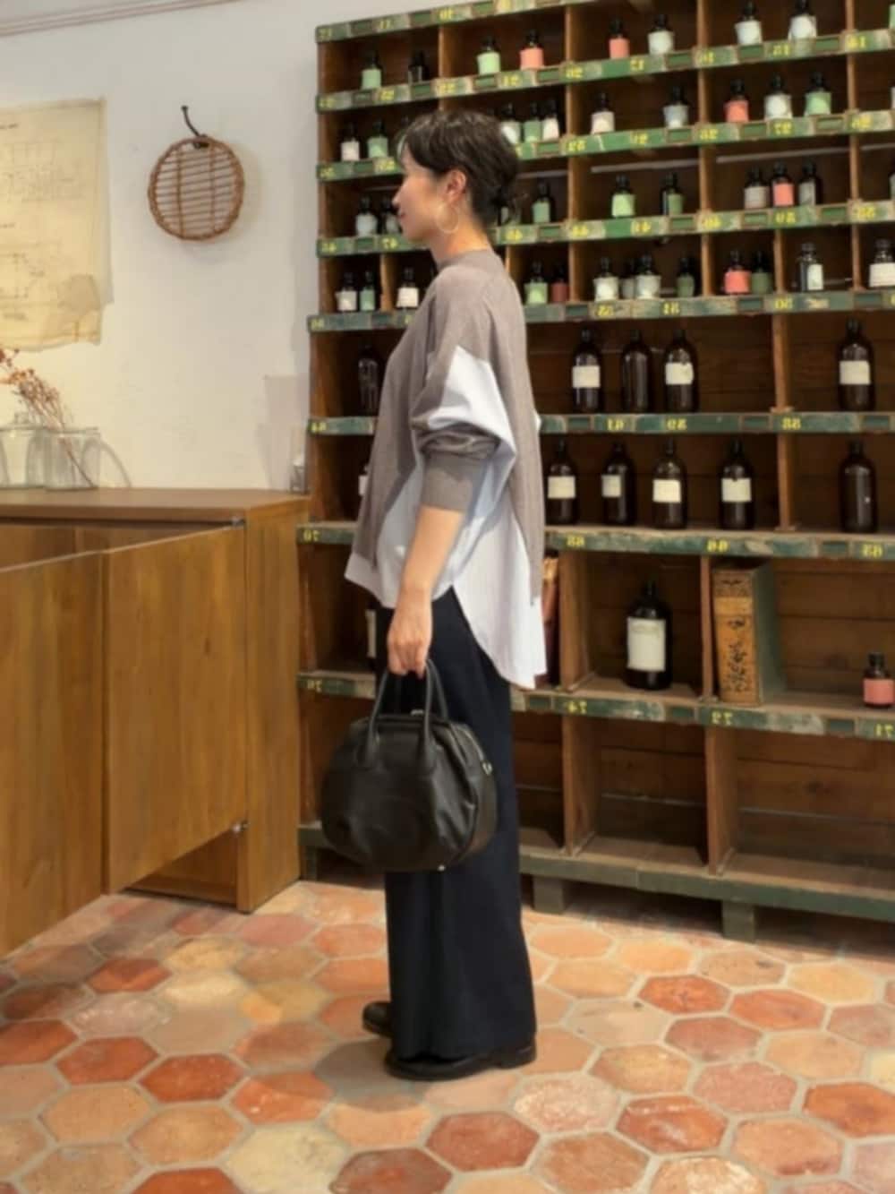 ブルー系のその他パンツ、グレー系のニット/セーターを着用したレディースの秋コーディネートの2枚目の写真