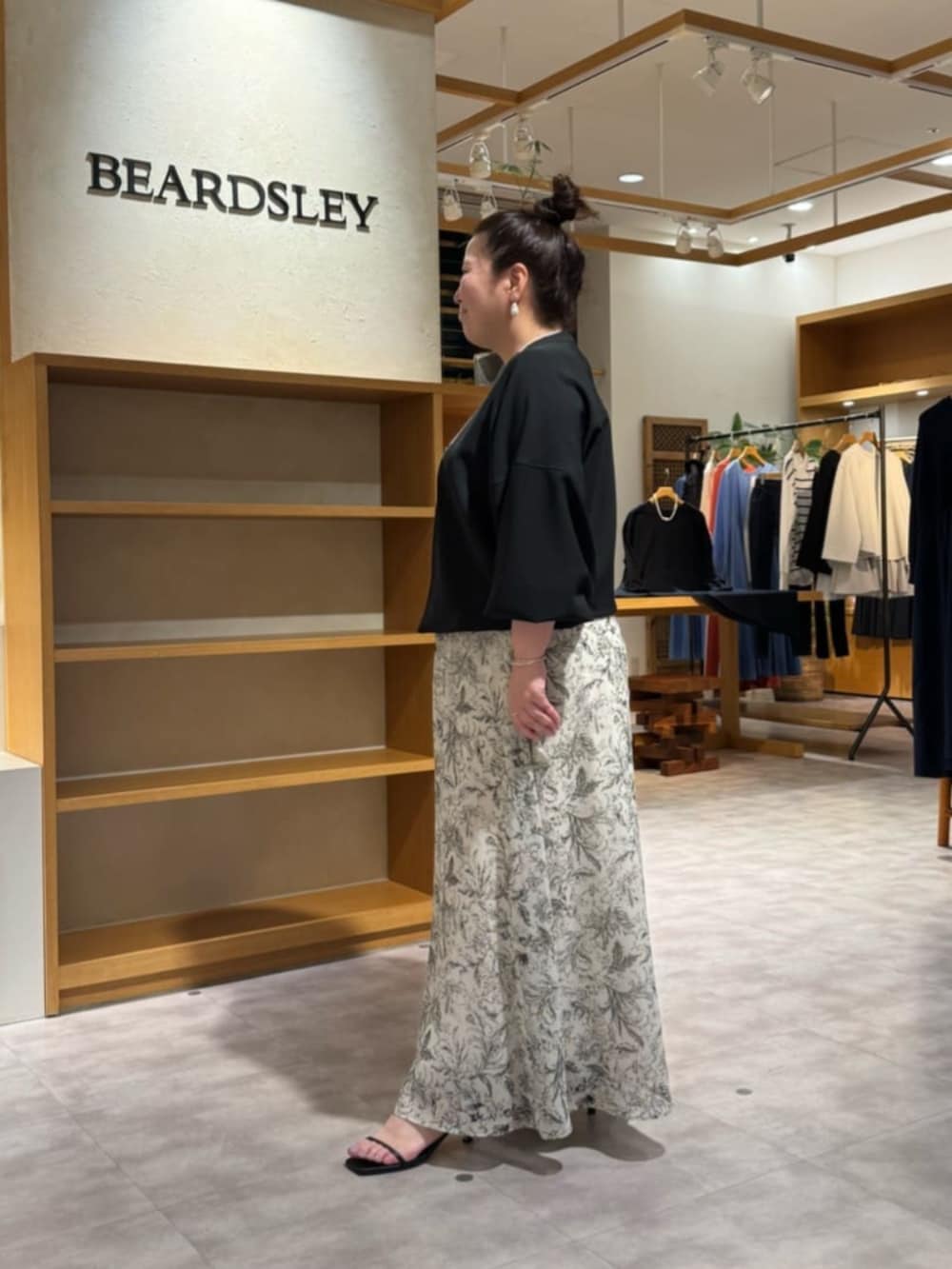 ブラック系のシャツ/ブラウス、ベージュ系のその他パンツを着用したレディースの冬コーディネートの3枚目の写真