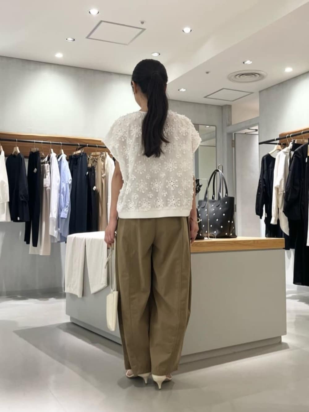 ホワイト系のショルダーバッグ、イエロー系のその他パンツ、ホワイト系のシャツ/ブラウスを着用したレディースの夏コーディネートの4枚目の写真