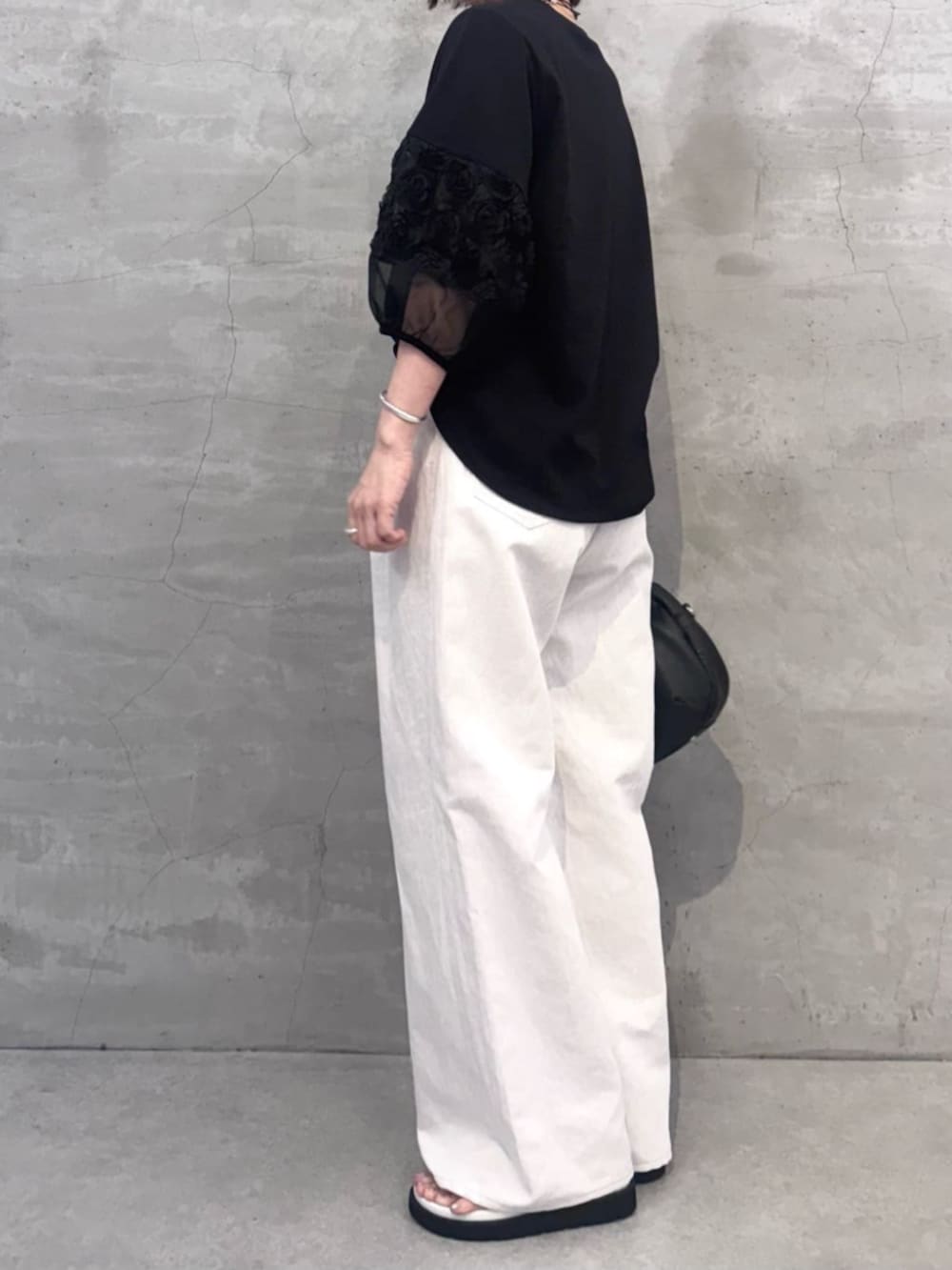 ブラック系のTシャツ/カットソー、ホワイト系のその他パンツを着用したレディースの春コーディネートの6枚目の写真