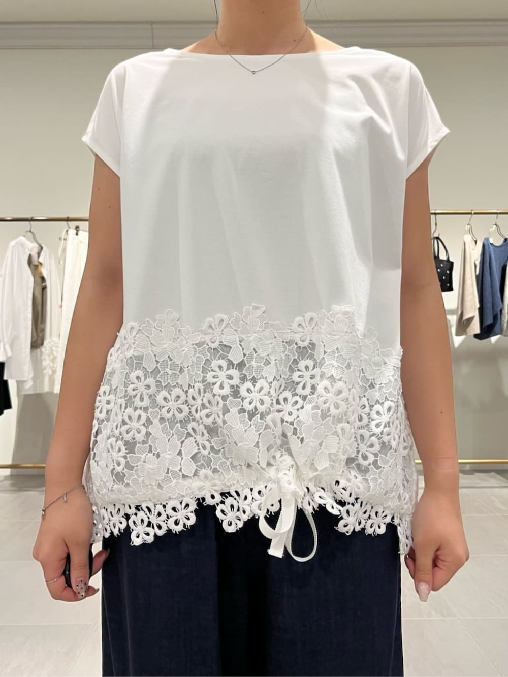 ブルー系のその他パンツ、ホワイト系のTシャツ/カットソーを着用したレディースの夏コーディネートの4枚目の写真