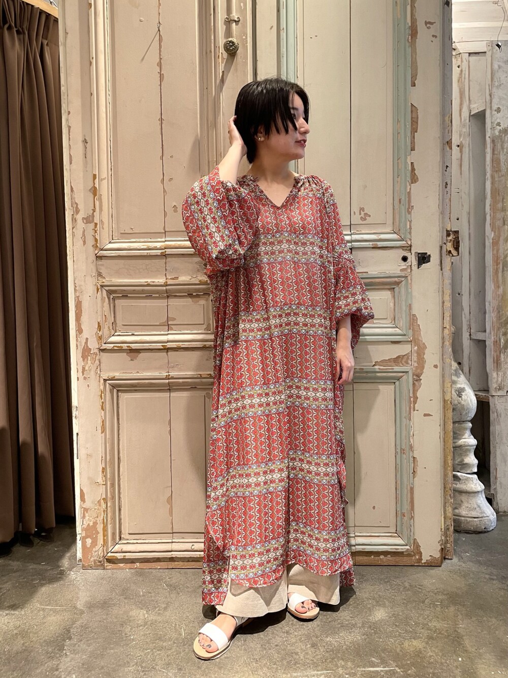 ホワイト系のサンダル、ベージュ系のその他パンツ、レッド系のワンピースを着用したレディースの夏コーディネートの2枚目の写真