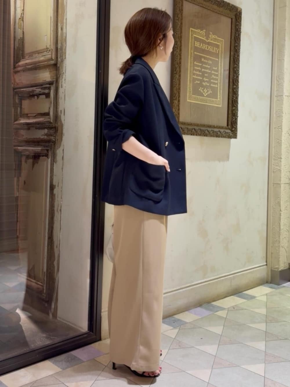 ブルー系のテーラードジャケット、ホワイト系のキャミソール、イエロー系のその他パンツを着用したレディースの春コーディネートの4枚目の写真