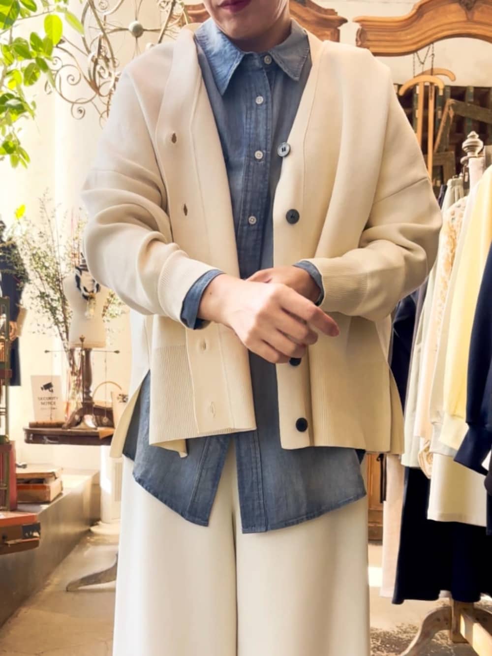 ブルー系のシャツ/ブラウス、ホワイト系のその他パンツを着用したレディースの春コーディネートの6枚目の写真