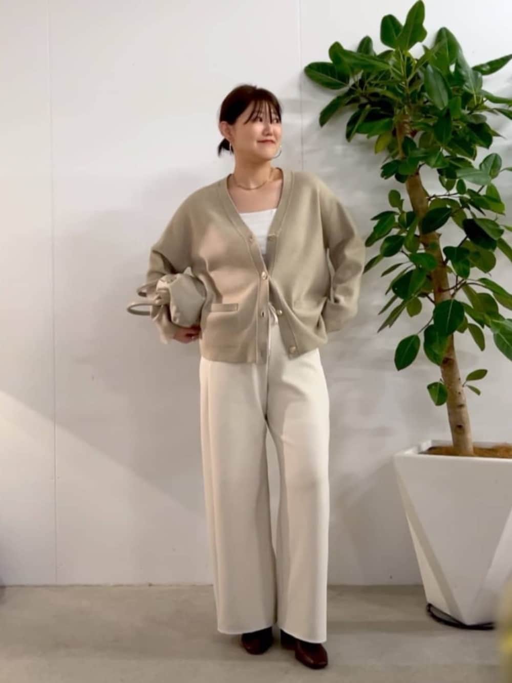 ホワイト系のその他パンツ、ベージュ系のニット/セーターを着用したレディースの秋コーディネートの2枚目の写真
