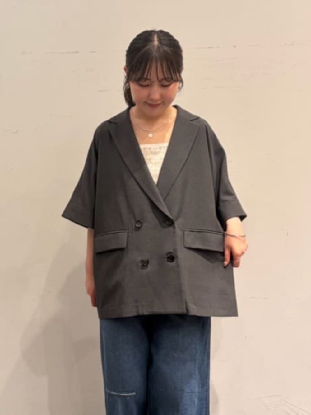 ホワイト系のシャツ/ブラウス、ブルー系のその他パンツ、グレー系のテーラードジャケットを着用したレディースの春コーディネートの5枚目の写真