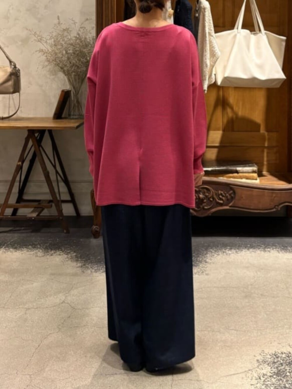 ブラック系のその他を着用したレディースの冬コーディネートの8枚目の写真