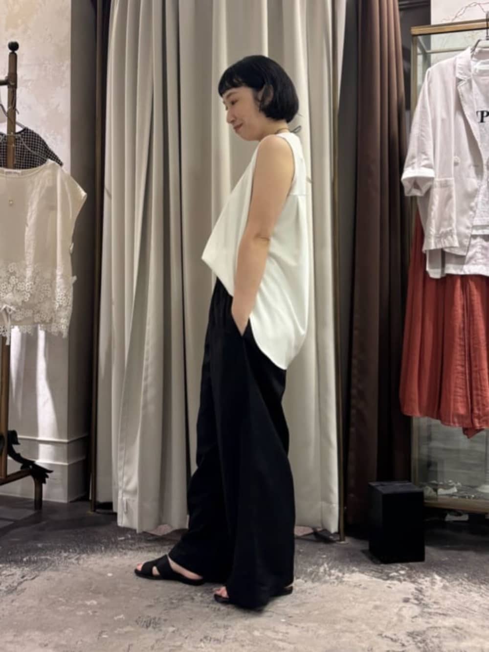 ブラック系のその他パンツ、ホワイト系のキャミソールを着用したレディースの夏コーディネートの6枚目の写真