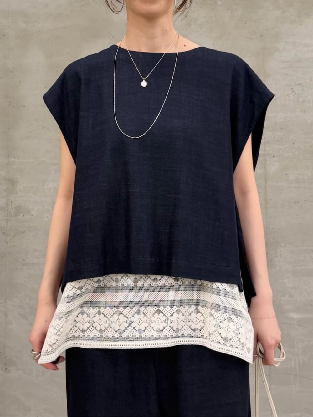 ブルー系のシャツ/ブラウス、ブルー系のその他パンツ、ホワイト系のショルダーバッグを着用したレディースの冬コーディネートの4枚目の写真