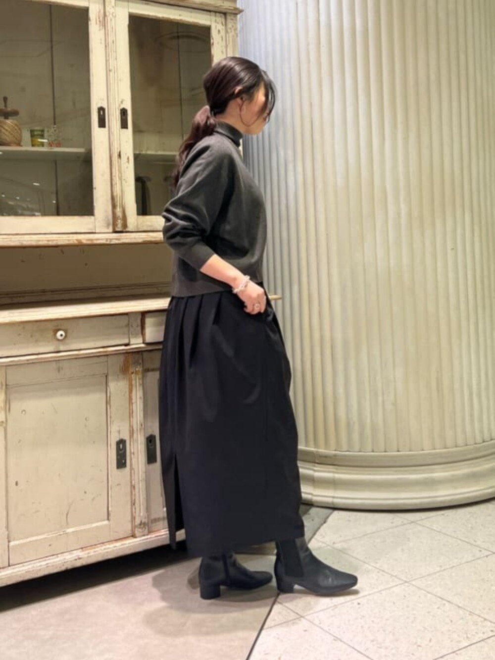 ブラック系のスカートを着用したレディースの冬コーディネートの3枚目の写真