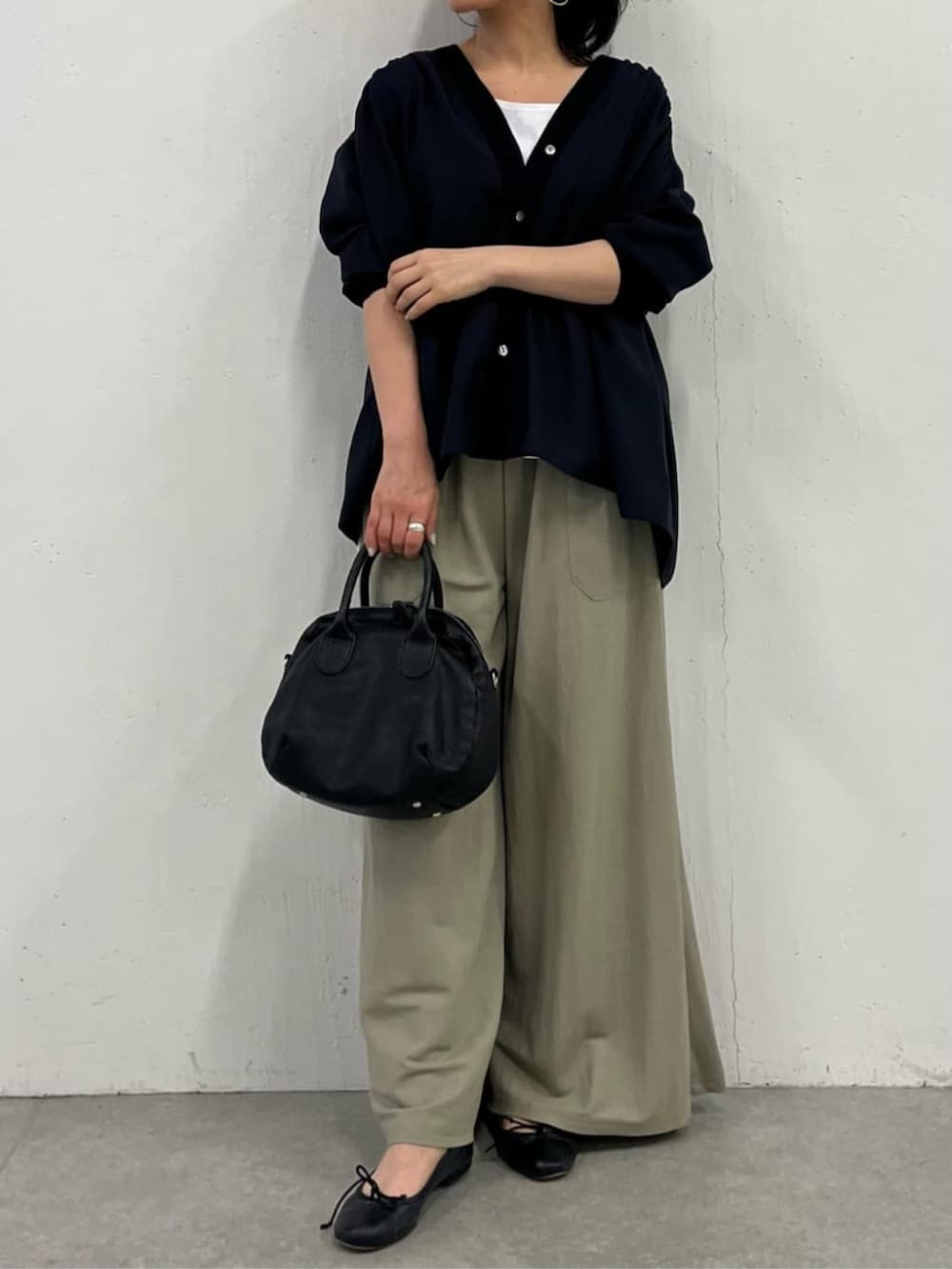 ブラック系のボストンバッグ、グリーン系のその他パンツ、ブルー系のシャツ/ブラウスを着用したレディースの冬コーディネートの5枚目の写真