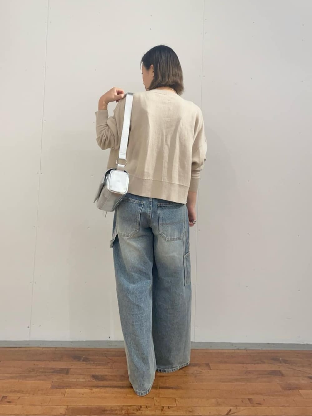 ブルー系のデニムパンツ、ベージュ系のカーディガン/ボレロを着用したレディースの夏コーディネートの3枚目の写真