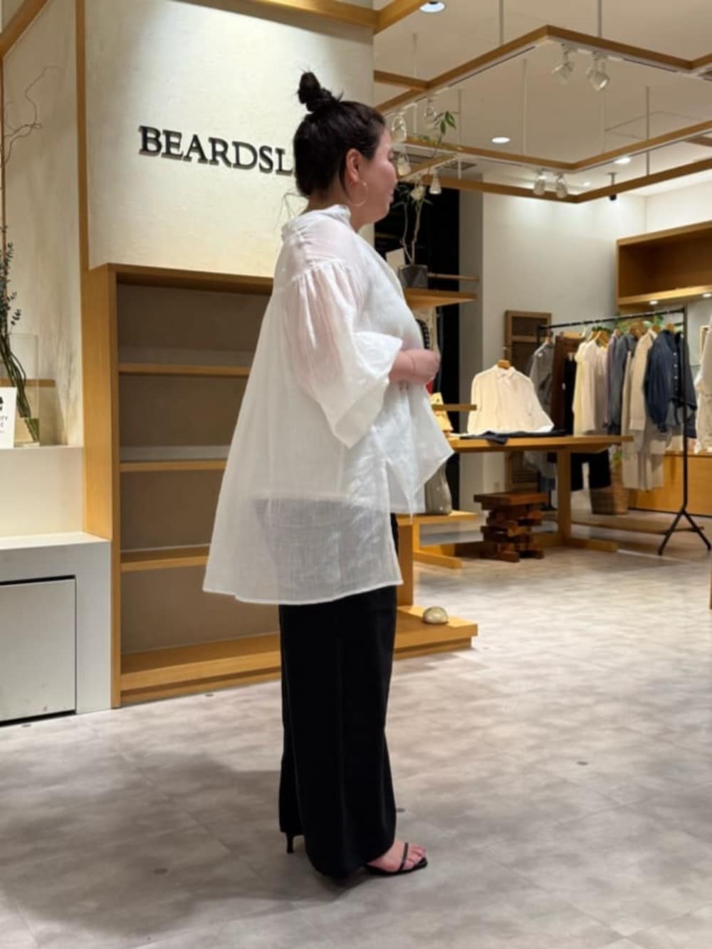 ホワイト系のシャツ/ブラウス、ブラック系のその他パンツ、ホワイト系のシャツ/ブラウスを着用したレディースの春コーディネートの5枚目の写真