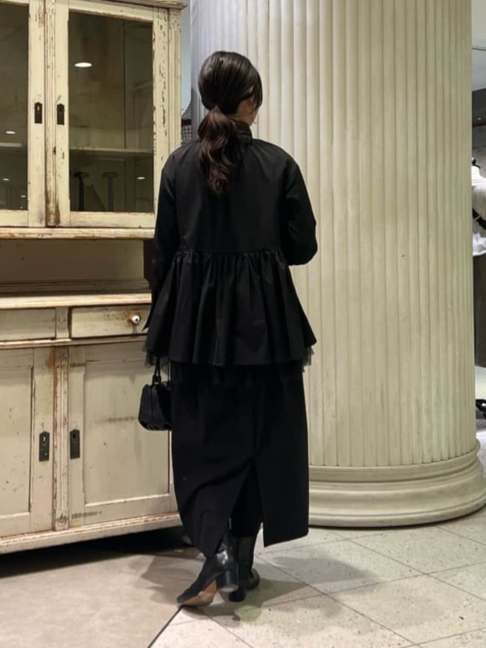 ブラック系のブルゾン、ブラック系のスカートを着用したレディースの冬コーディネートの4枚目の写真