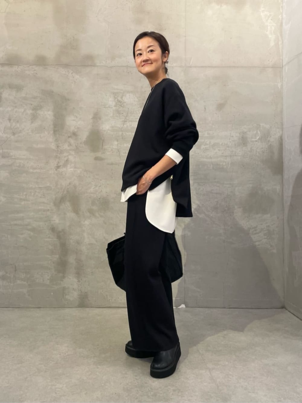 ホワイト系のシャツ/ブラウス、ブルー系のその他パンツ、ブルー系のTシャツ/カットソーを着用したレディースの秋コーディネートの2枚目の写真