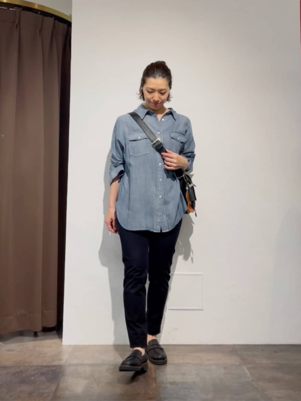 ブルー系のシャツ/ブラウス、ブラック系のその他パンツ、ブラック系のローファーを着用したレディースの春コーディネートの5枚目の写真