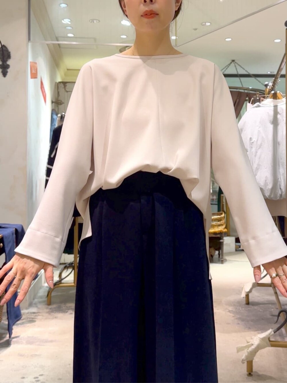 ブルー系のその他パンツ、ホワイト系のシャツ/ブラウスを着用したレディースの冬コーディネートの8枚目の写真