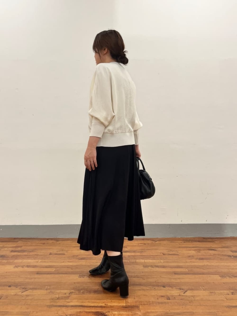 ブラック系のその他パンツ、ホワイト系のシャツ/ブラウスを着用したレディースの夏コーディネートの4枚目の写真